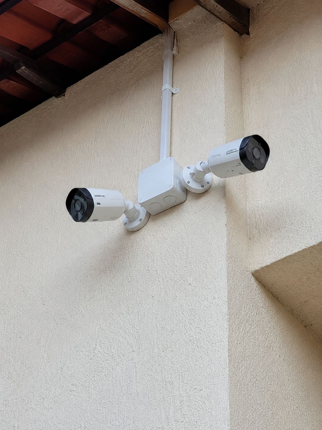 Câmeras de CFTV em prédio comercial